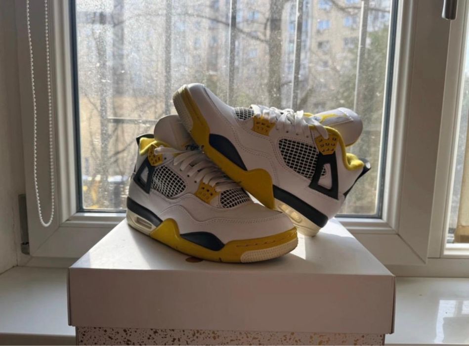 Jordan 4 Retro Vivid Sulfur