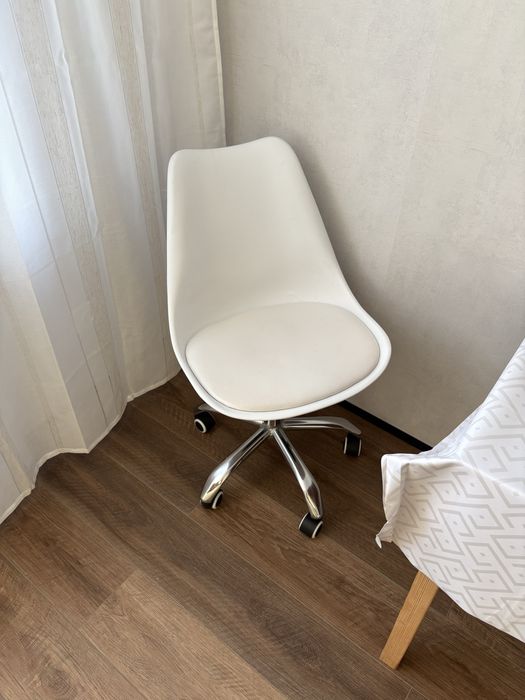 Стул белый. Крутящийся