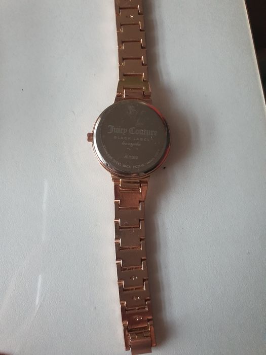 Дамски часовник с камани от цирконии