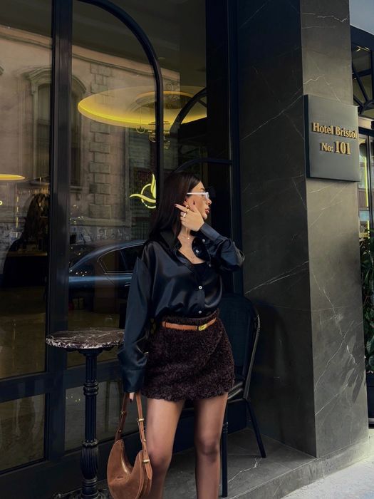 Изчистена сатенена риза налична в размер  S/M/L/XL