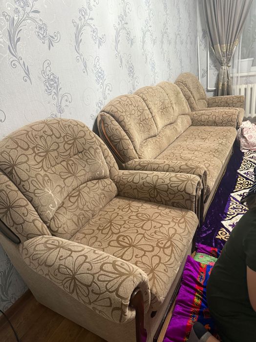 Диван с двумя креслами