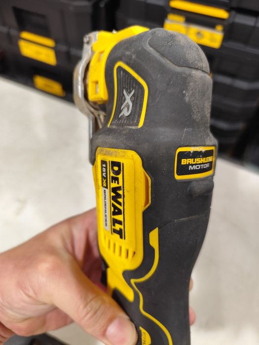 Безчетков акумулаторен мултитул Девалт DeWALT DCS355