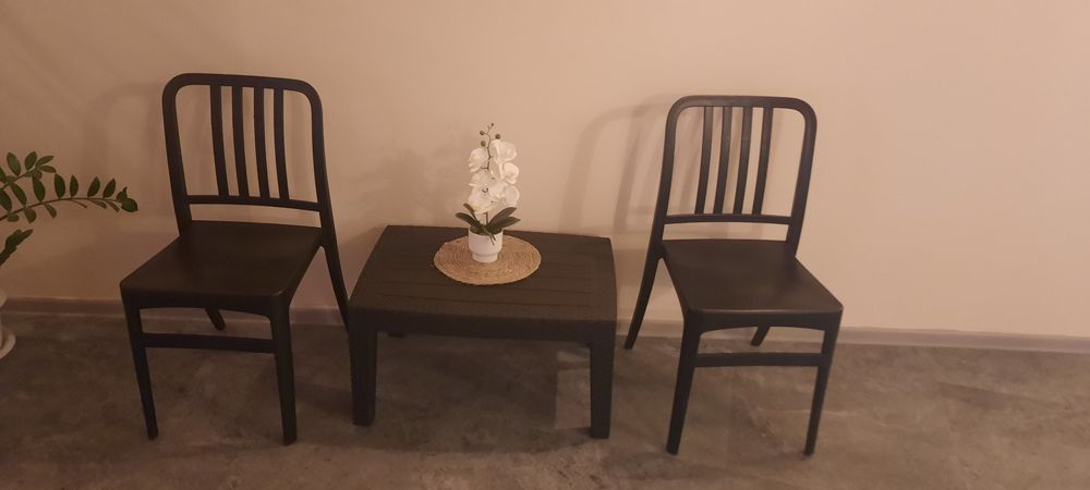 Плетенный стол и стулья