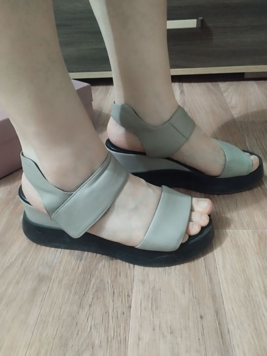 Продам босоножку