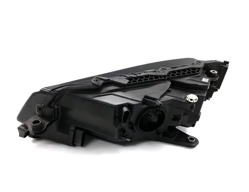 Skoda Superb фар десен