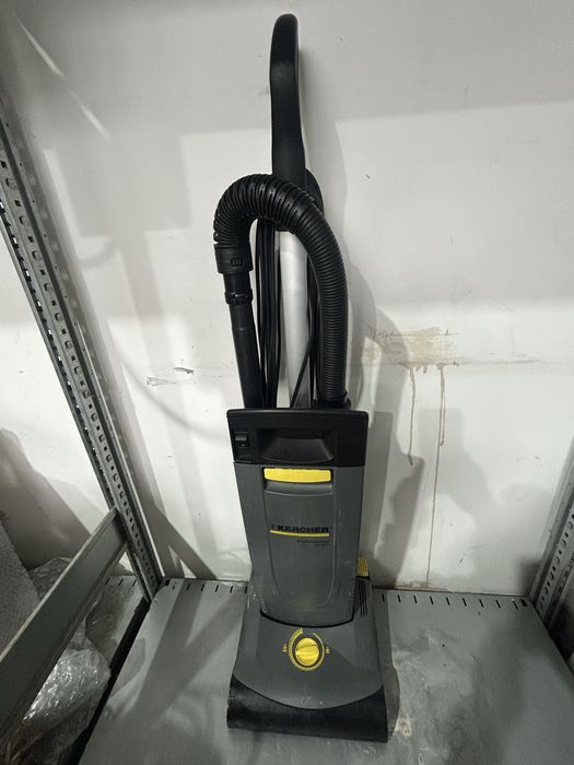 Aspitator Karcher Vertical  cu perie  CV 30/1