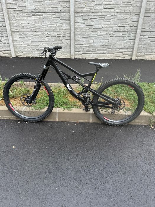 Bicicleta dh bine dotată negociabil