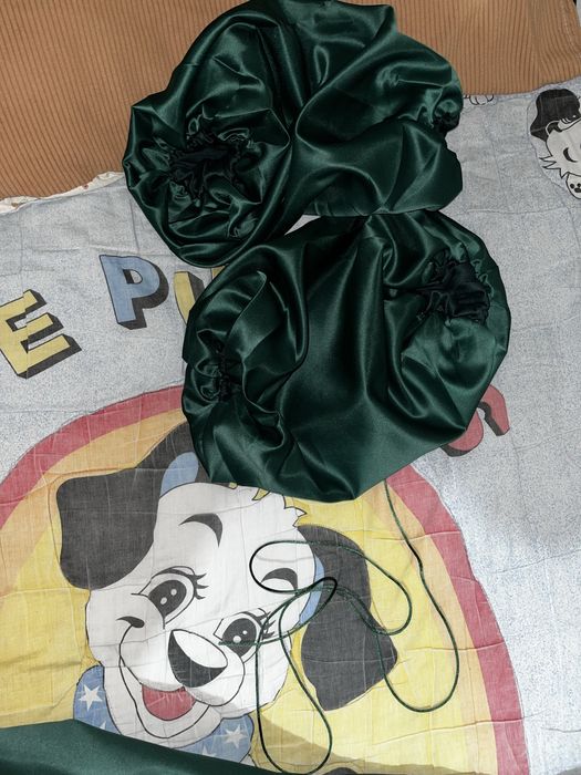 Зеленое платье с разрезом