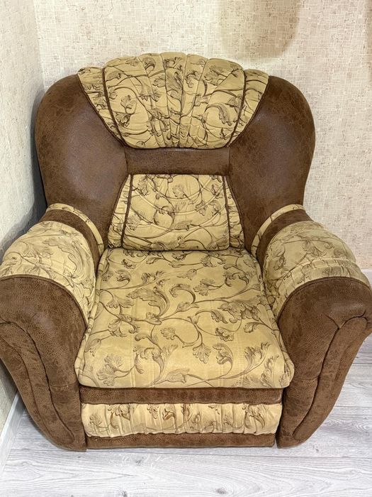 Диван екі креслосымен сатылады.