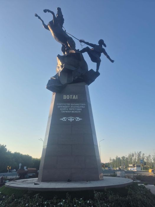 Памятники, надгробные камни