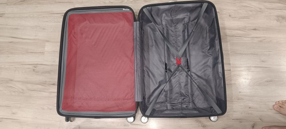 Продам чемоданы большой и маленький