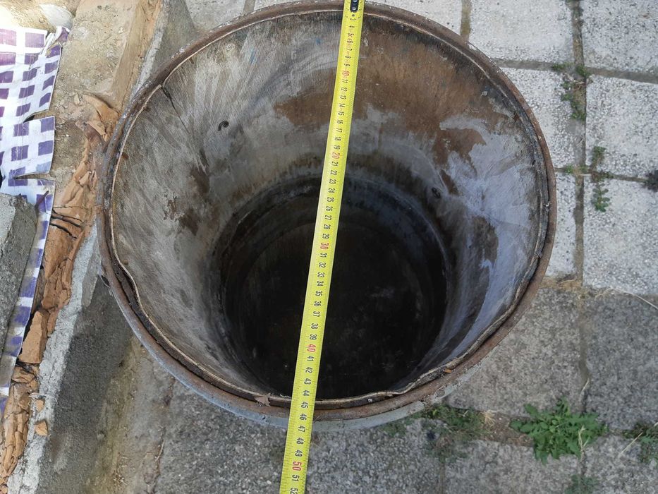 Бъчва с обръчи и капак