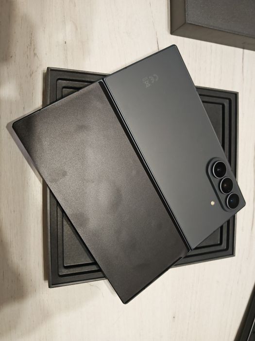 Нов* Samsung Galaxy Fold 8 Ultra 256 GB Гаранция