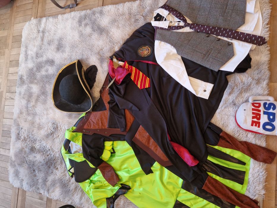 Vand costume pentru copii baieti 8 ani