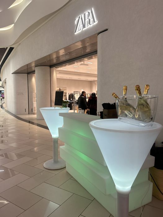 Bar mobil luminat cu mese de cocktail luminate