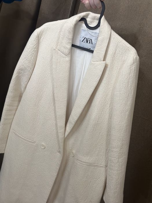 Дълго палто на Зара в екрю