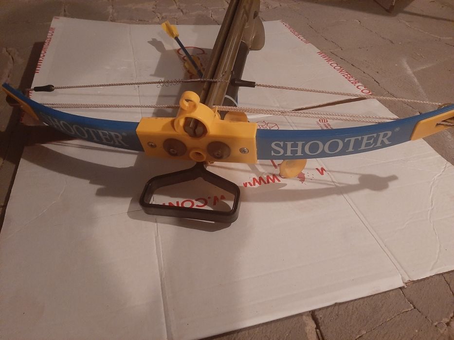 Игрушка арбалет.