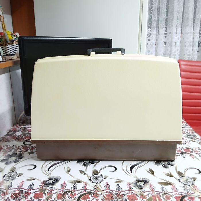 Masina de cusut PRIVILEG cu butoniera automata si multiple operatii