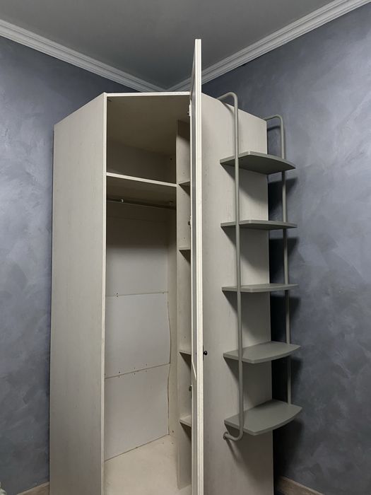 Угловой шкаф для вещей