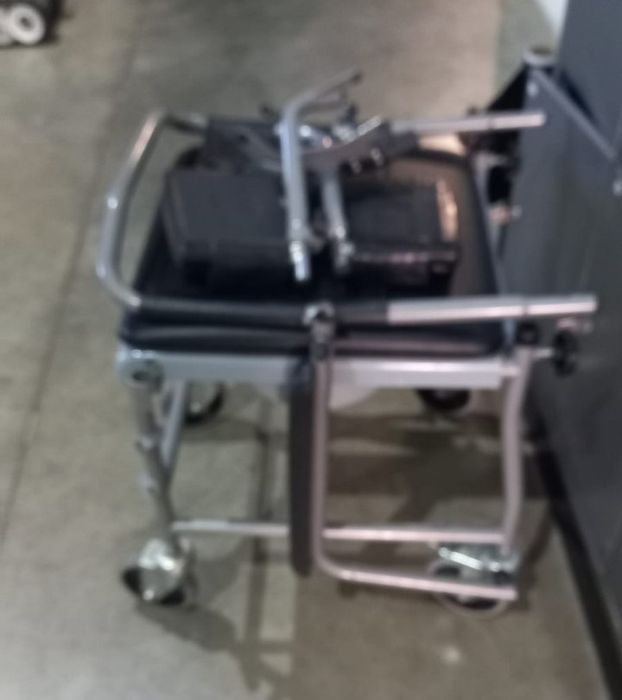 Cărucior cu toaletă bătrâni