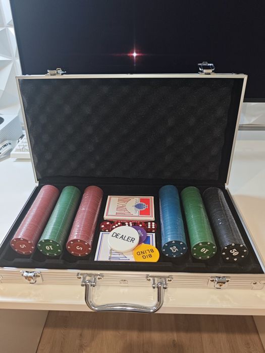 Пълен покер комплект в алуминиев куфар – 300 чипа (нов)