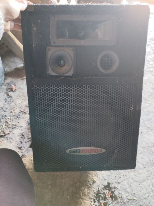 Vând 3 boxe ,2 trepiede,și o cameră de filmat