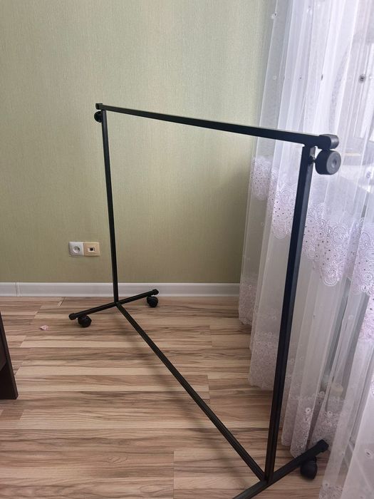 Продам вешалку для одежды