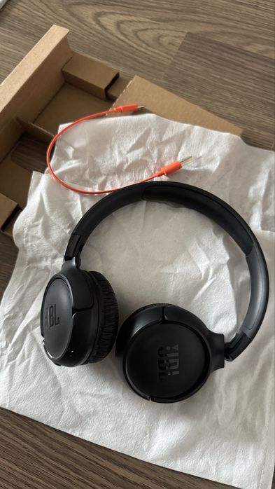 Продам наушники JBL