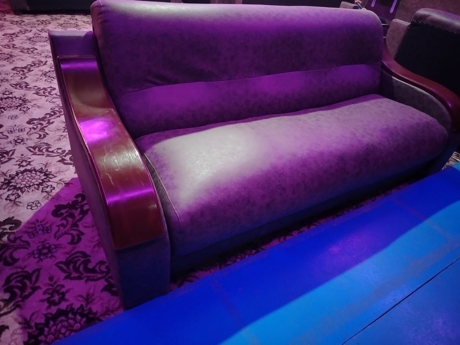 Divan 2
 dona yangi ozimga yasatgan edim  qiziqanlar uchun tel 95 967