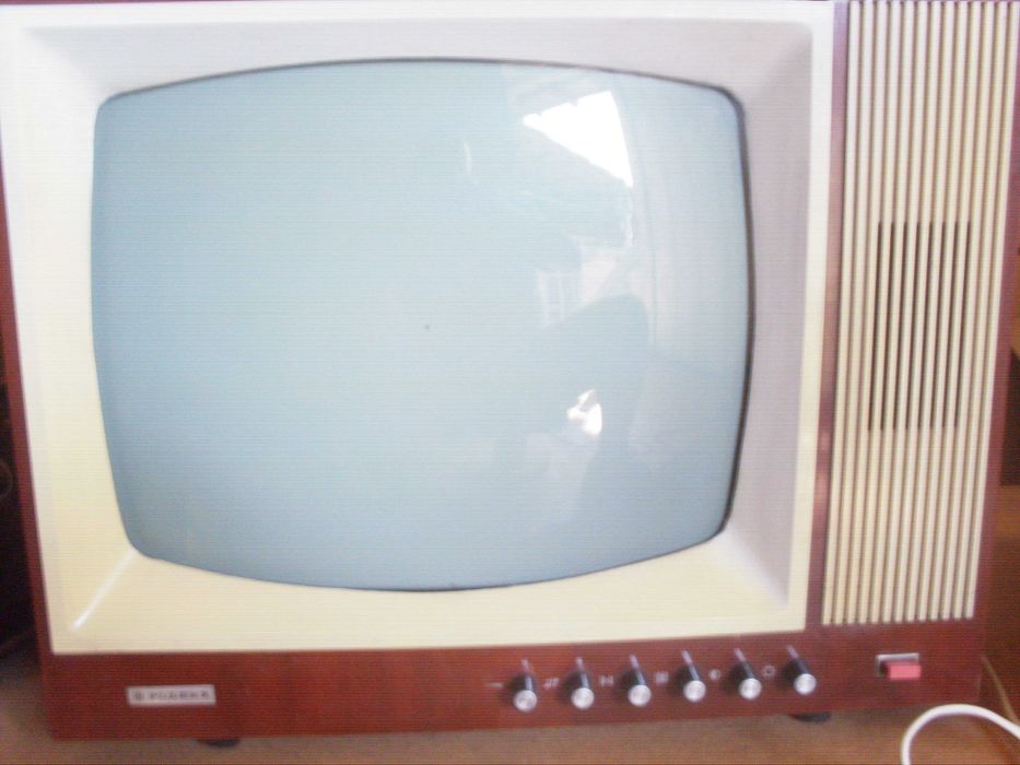 Стар колекционерски български телевизор с покривало и крака.