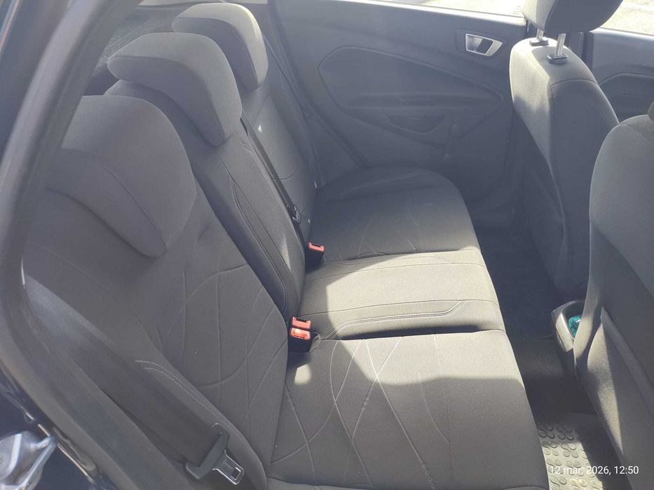 Vand ford Fiesta 2015 / 64,000 km / 5.800 euro .