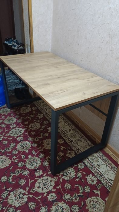 Срочно продаётся стол состояние новая цвет дубовый ширина 80 длина 130