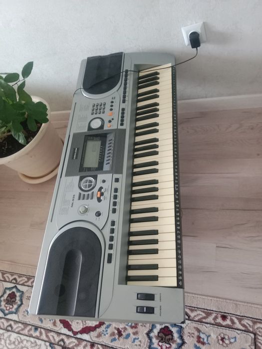 Продам  синтезатор