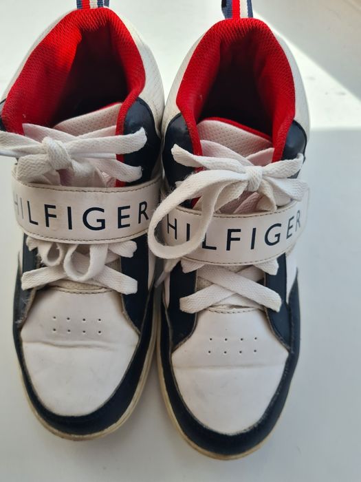 Продам кроссовки Hilfiger 6000