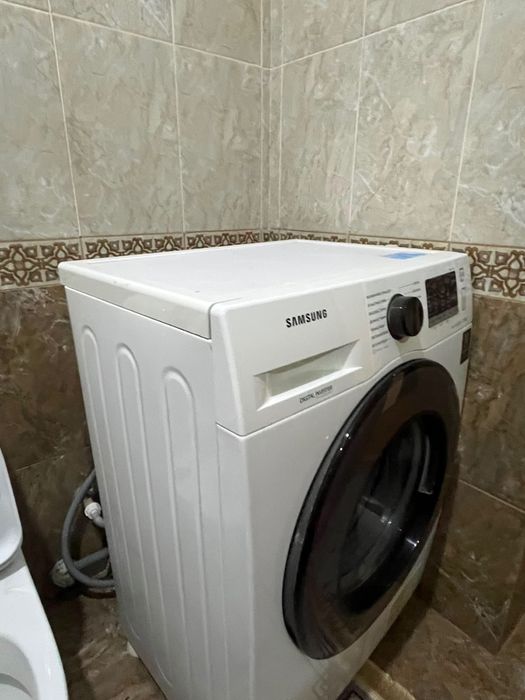 Продаются две унитаза и стиральная машина.