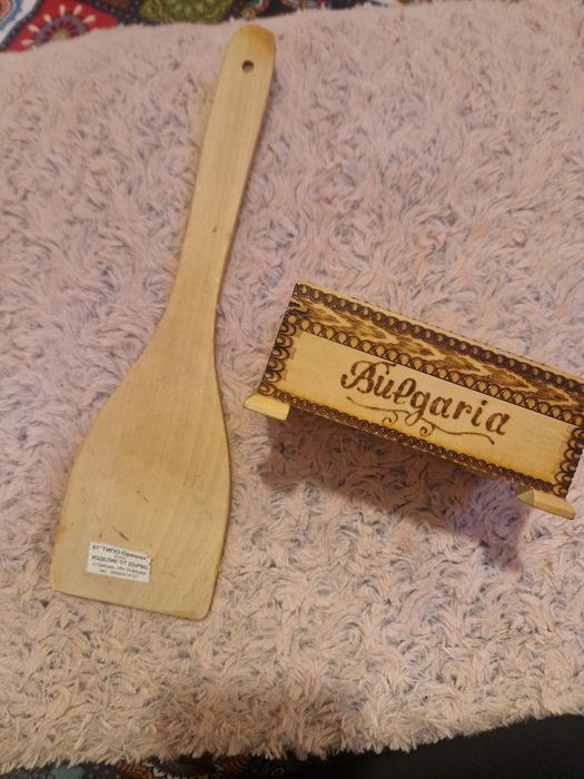 Дървена кутия и лъжица