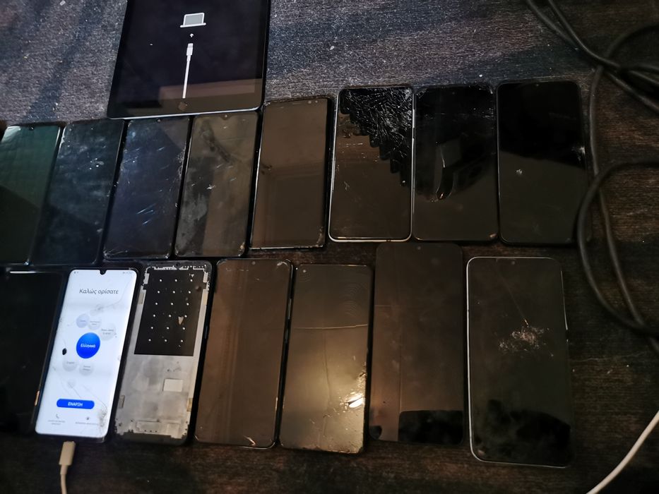 Vand piese de telefoane