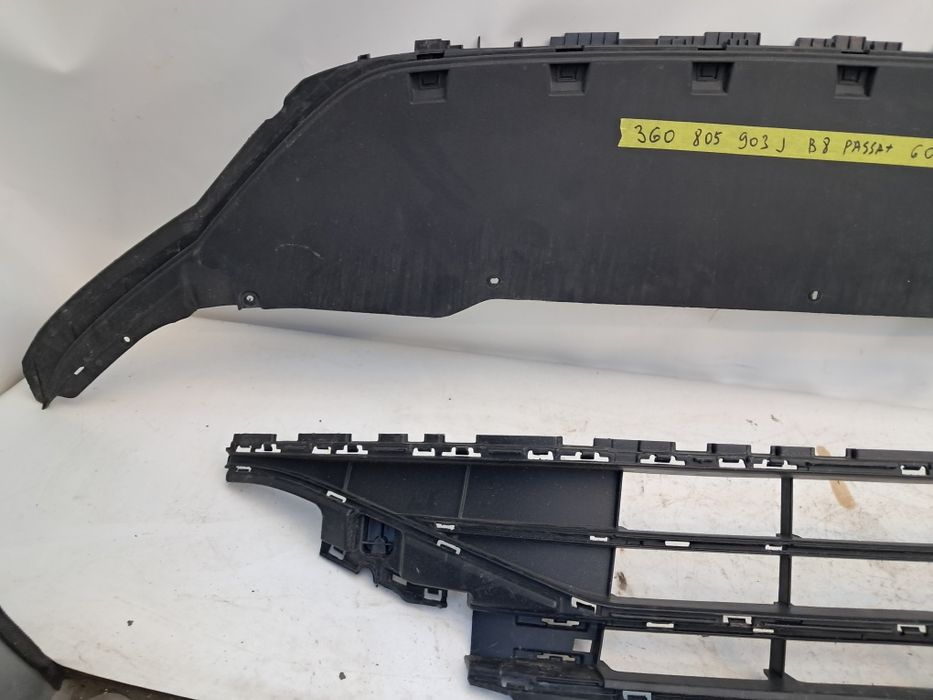 Решетка в броня  лайсна под двигател броня  Vw Passat B8