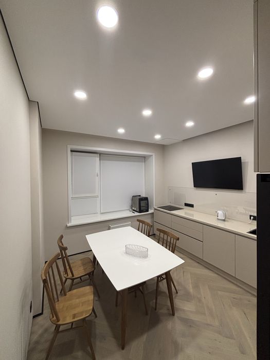 Продам раздвижной стол со стульями