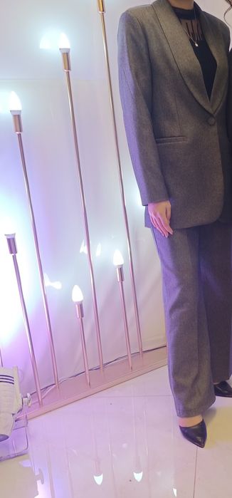 Брючный костюм серый