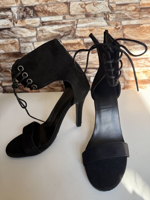 Сандали на ток с връзки