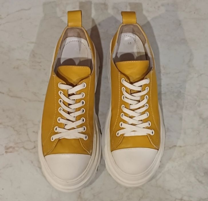 Обувки от естествена кожа в патешко жълто