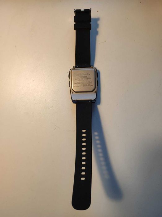 Продават се ретро ръчни електронни часовници с калкулатор CASIO