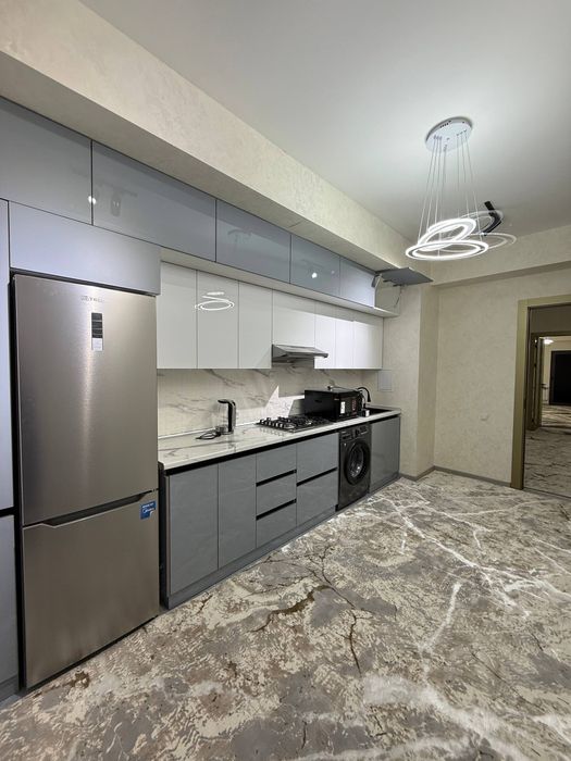 SHaxar Markaz paspurtni stol oldida