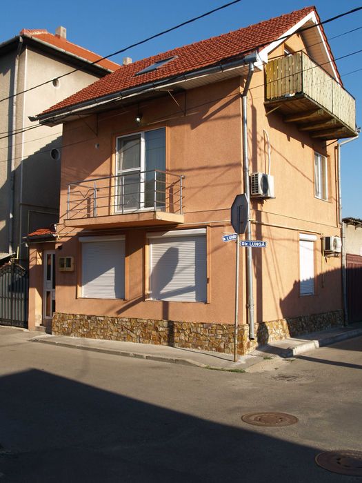 inchiriez apartament la casa, zona Decebal