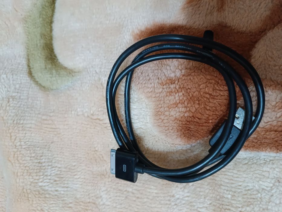 Продаётся зарядка на айфон 4