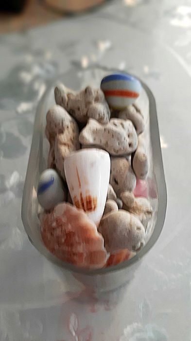 Декор помещений - вазочка с камешками