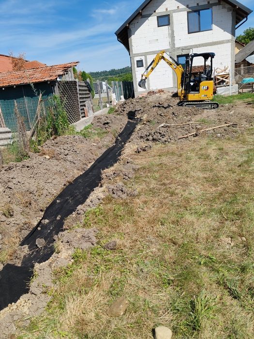 Inchiriez miniexcavator cu picon pentru diferite lucrari