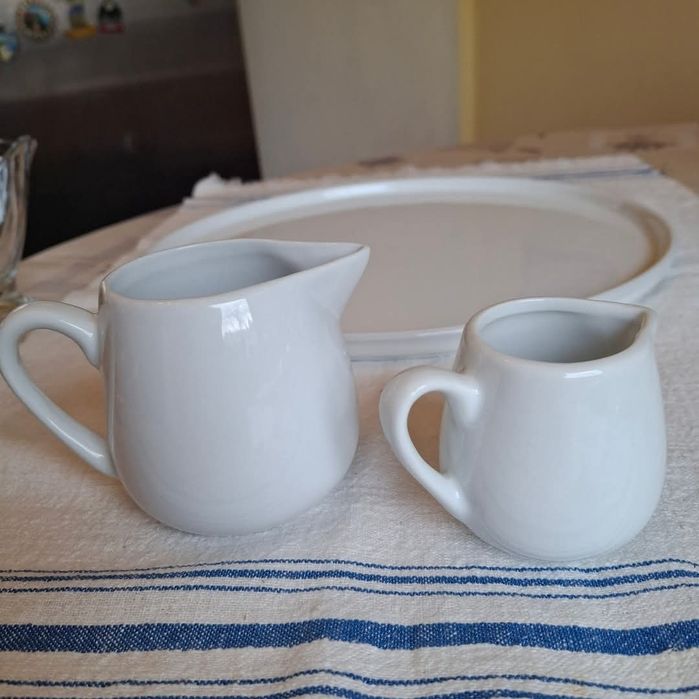 Плата за пица и канички за сосове.