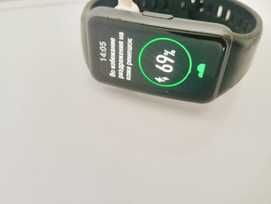 Продам смарт часы Huawei mi band 6